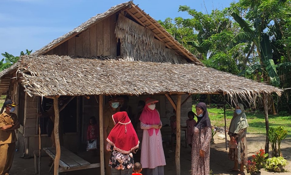 Lisda Serahkan Bantuan Kursi Roda dan Bedah Rumah Warga